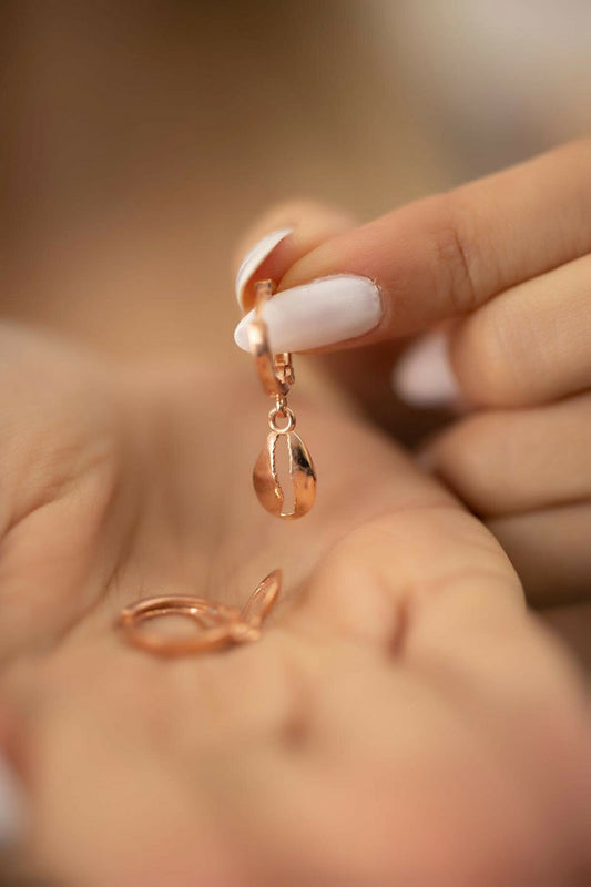 einzelstück-gold-muschel-ohrringe