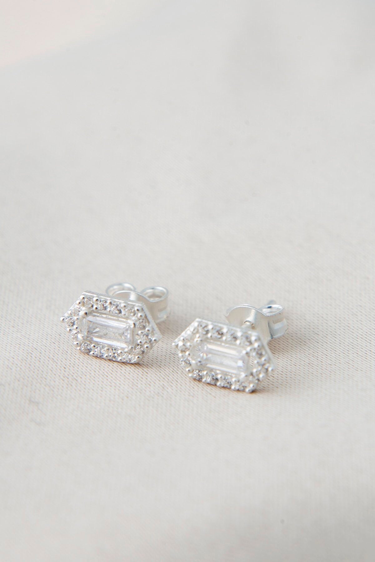SPARKLE BAGUETTE STUD EARRINGS