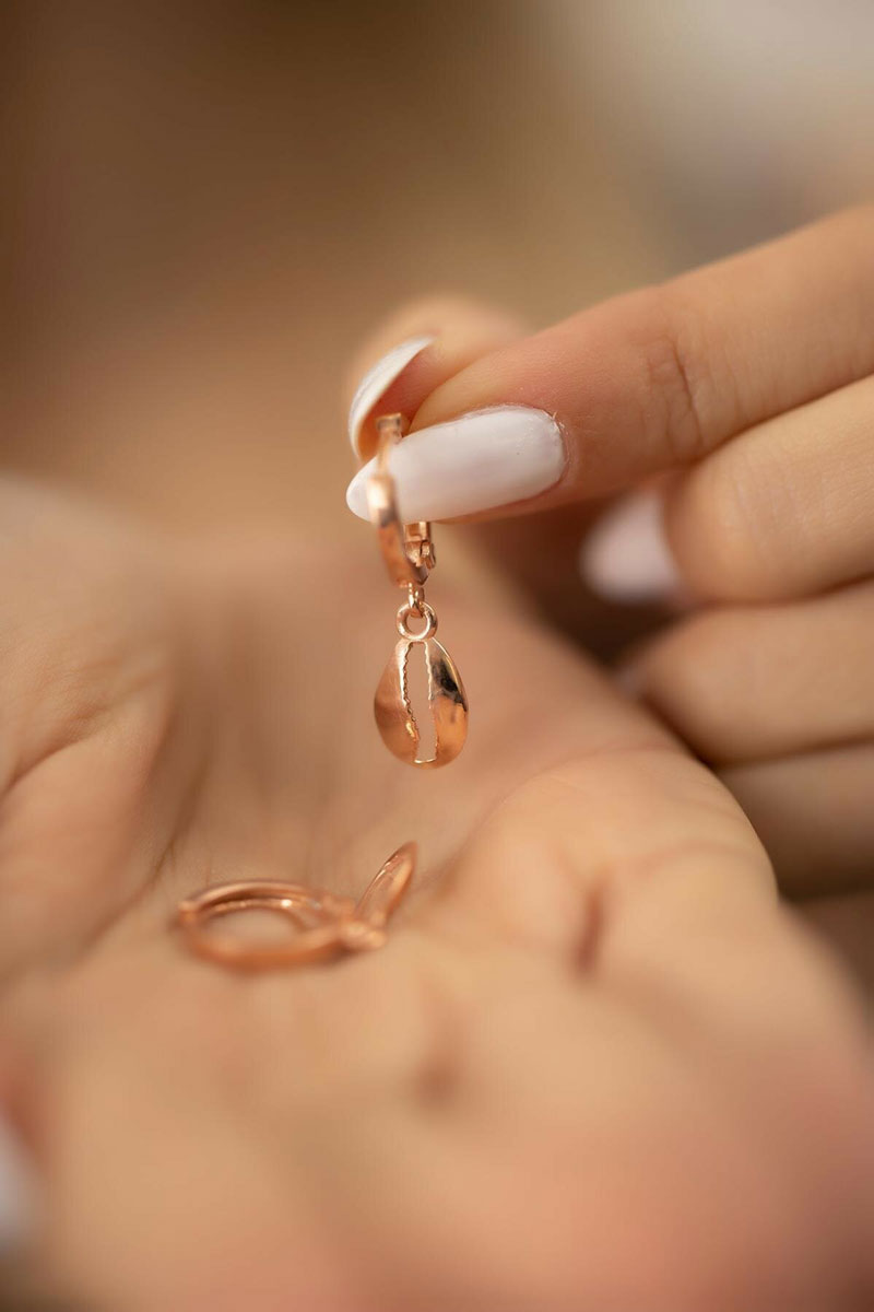 einzelstück-gold-muschel-ohrringe