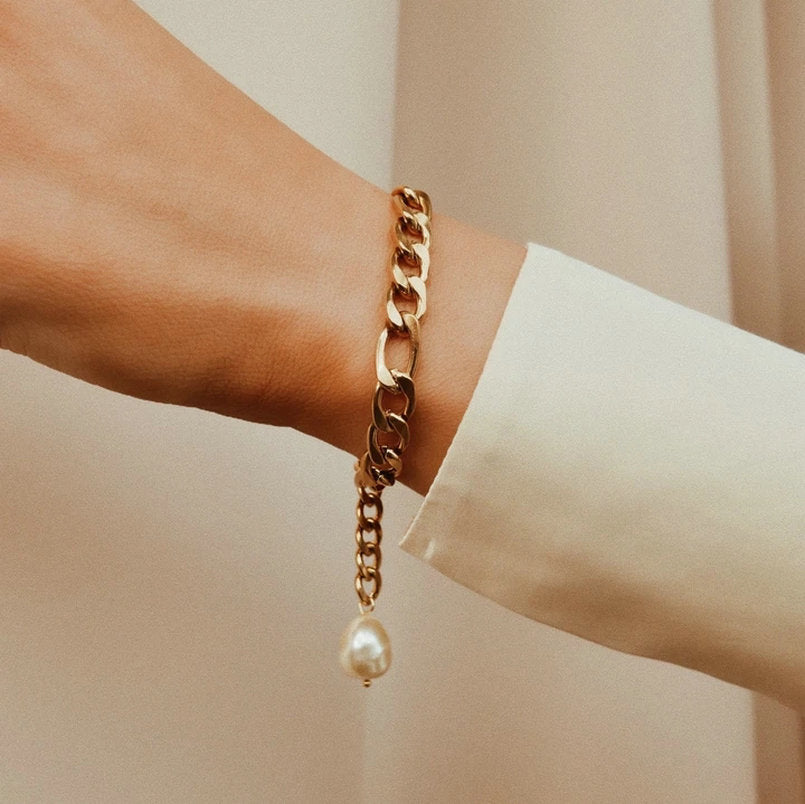 SLEEK PEARL ARMBAND
